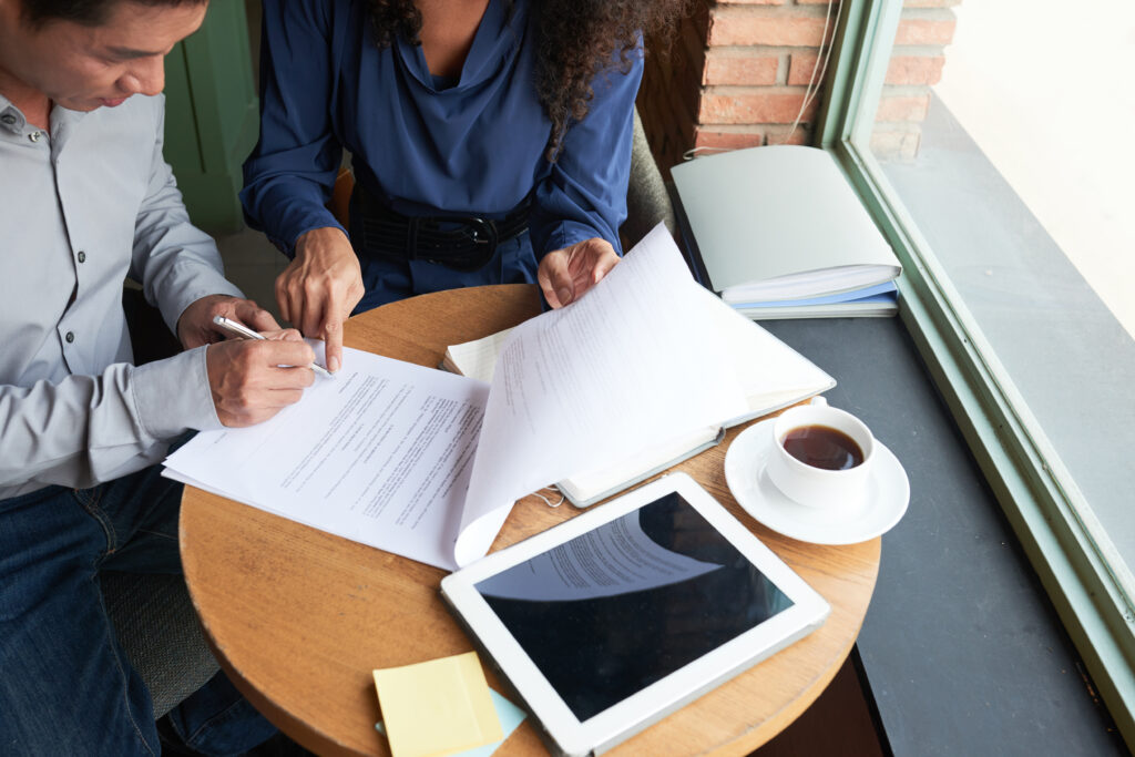 man meeting a lawyer to get help on how to write a will