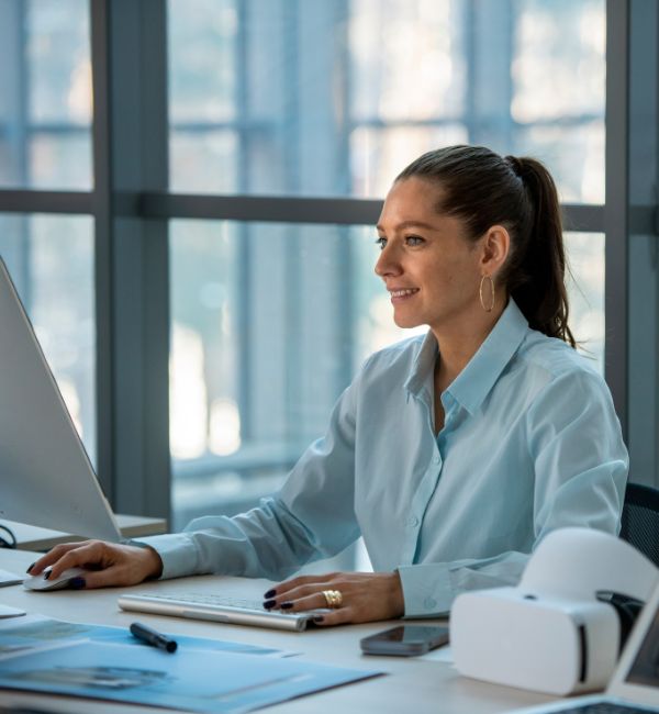 Professional woman working at desk – testimonial on contract negotiation and advice.